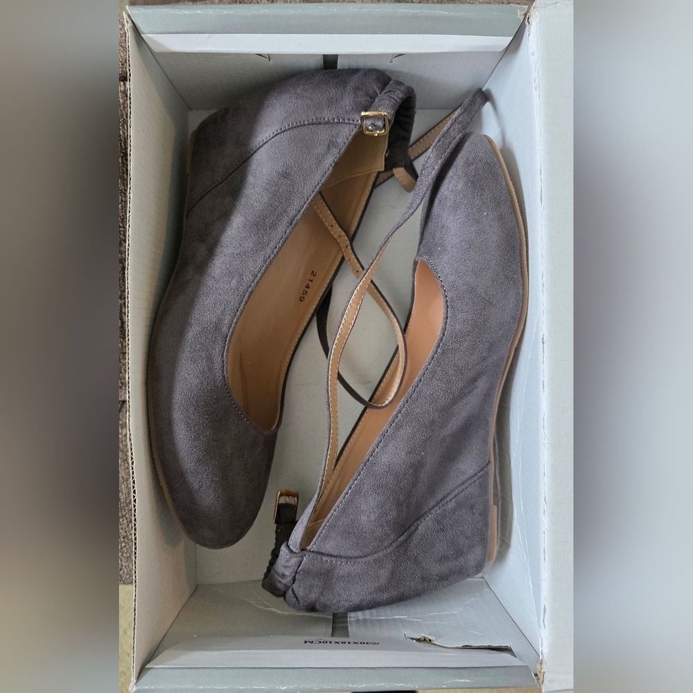 Journee Collection Tibby Grey Faux Suede Ankle Strap Wedges Size 7.5 NEW IN BOX! - Picture 12 of 14